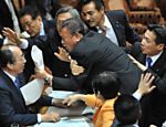 Parlamentares japoneses discutem durante votação de projeto que endurece pena para quem violar segredos de Estado 