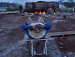 Oleiros trabalham na queima de tijolos na olaria artesanal dos Panelas em Altamira