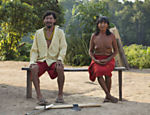 Casal de índios arawete da aldeia Paratati, que fica as margens do rio Xingu, com novas ferramentas recebidas da Norte Energia
