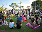 Público guarda lugar antes do início do show no Parque do Ibirapuera, em São Paulo