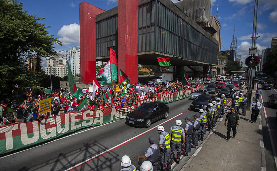 Torcedores da Portuguesa protestam na Paulista