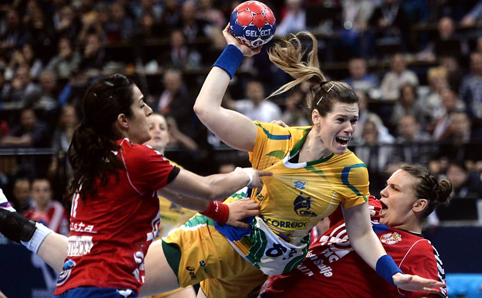 Deonise é agarrada por jogadoras sérvias durante ataque do Brasil