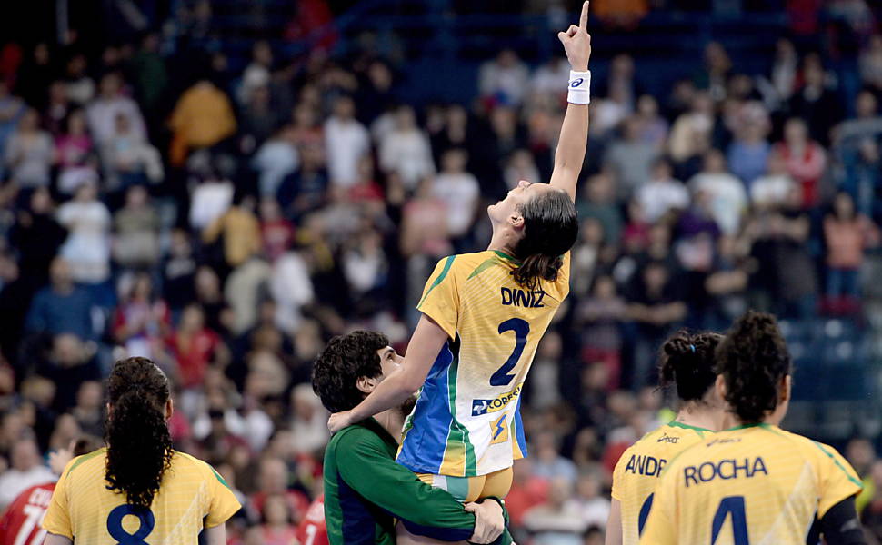 Seleção brasileira comemora título inédito na Sérvia