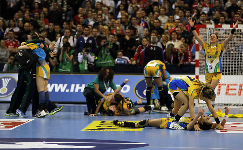 Brasileiras comemoram título mundial na Sérvia. Leia mais