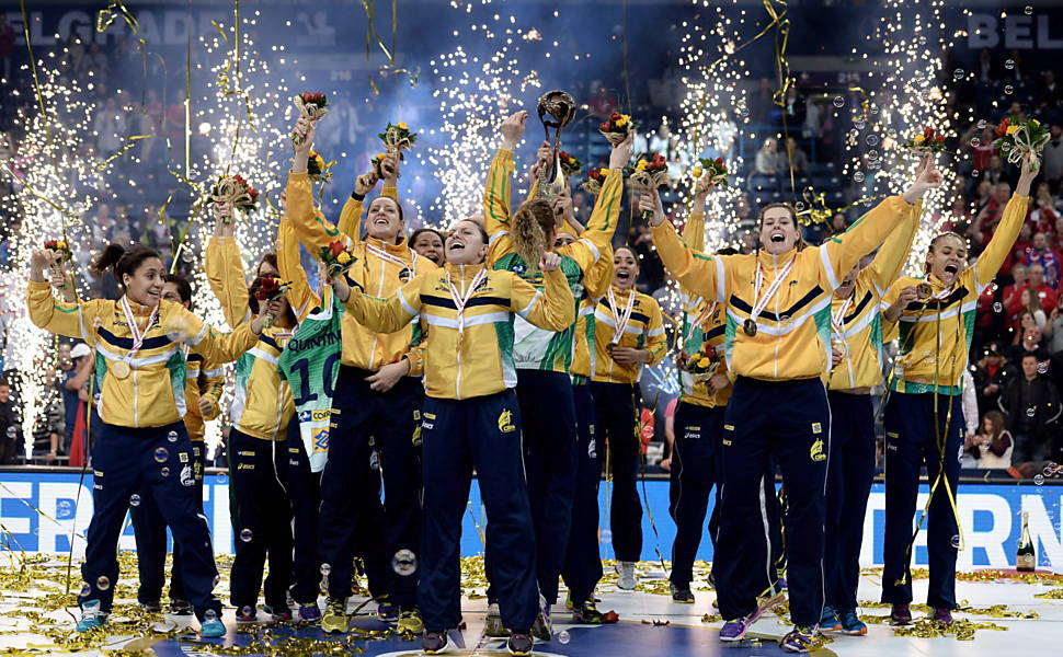 Jogadoras da seleção brasileira de handebol comemoram o título mundial em Belgrado, na Sérvia, após vencerem a seleção da Sérvia na final Veja mais imagens