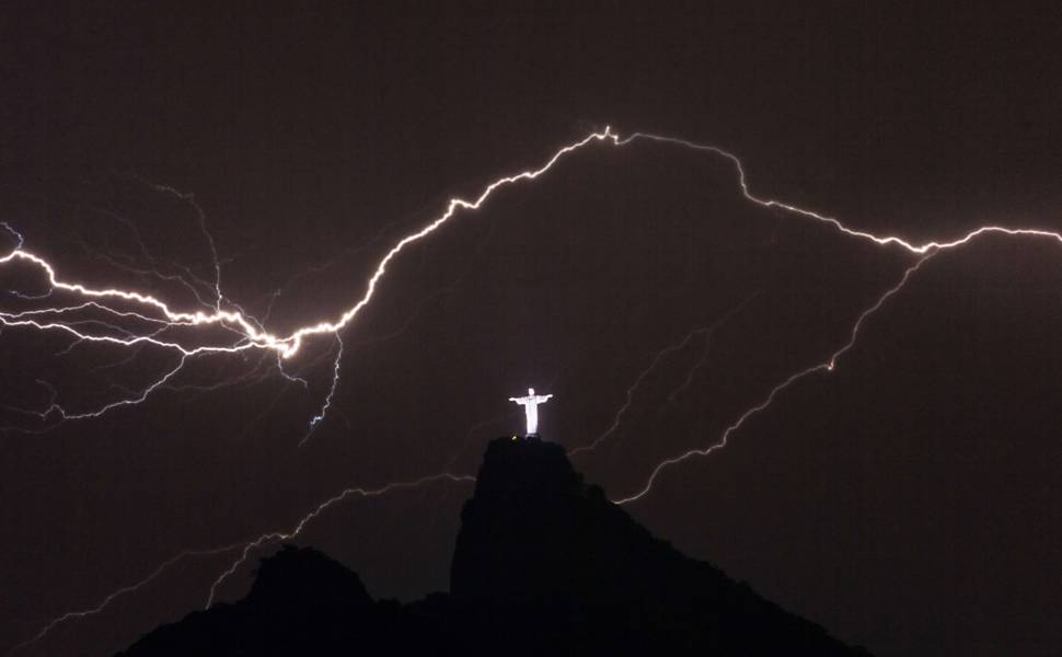 Relâmpagos são vistos no céu sobre o Cristo Redentor, no Rio de Janeiro, na madrugada desta terça-feira (14)