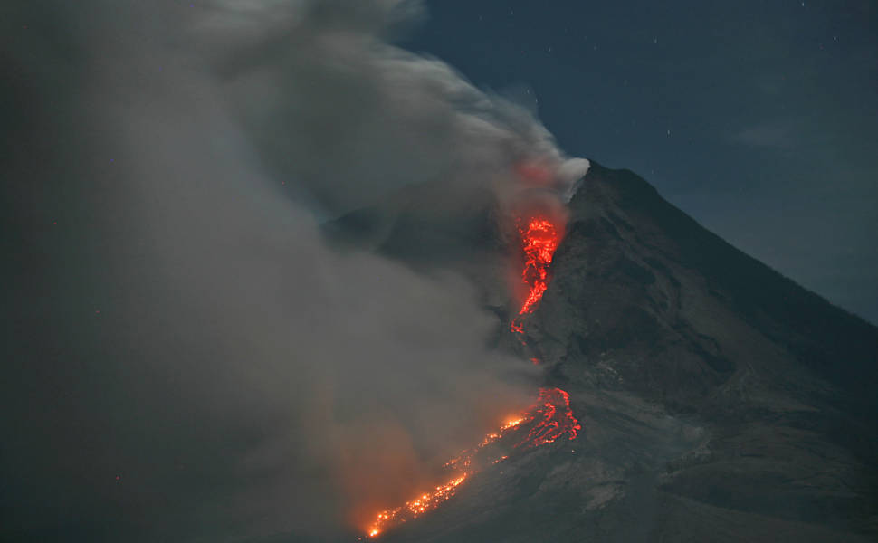 O vulcão Sinabung, na Indonésia, entra em erupção próximo à cidade de Jeraya, no norte da ilha de Sumatra