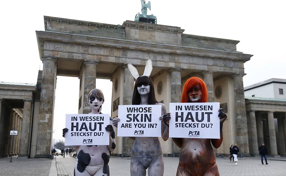 Ativistas protestam contra o uso de pele de animais antes do início da Semana de Moda de Berlim, na Alemanha 