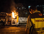 Bombeiros observam incêndio em ônibus após protesto na rua Doutor Assis Ribeiro, na Vila Jacuí, na zona leste de São Paulo Leia mais
