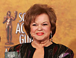 Shirley Temple posa com prêmio do SAG Awards; ela ficou conhecida pelos filmes que fez quando menina