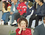 Em foto de 1999, Shirley Temple cumprimenta multidão durante uma passeata por Pasadena, na Califórnia