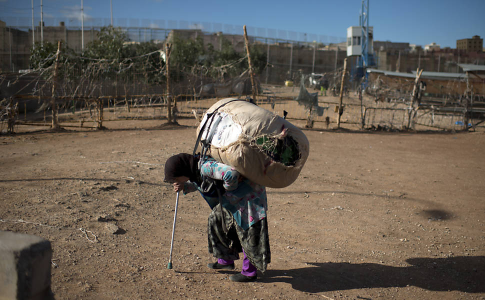 Mulheres trabalham como "mulas" no Marrocos