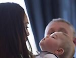 Príncipe George brinca com sua mãe, a duquesa de Cambridge, durante viagem com o príncipe William à Nova Zelândia 