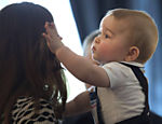 Príncipe George brinca com sua mãe, a duquesa de Cambridge, durante viagem com o príncipe William à Nova Zelândia 