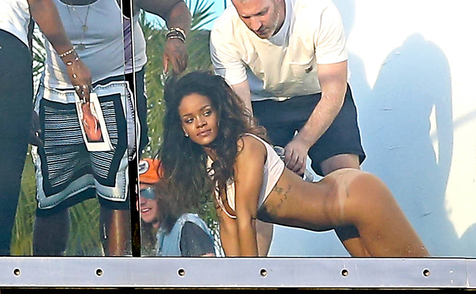 Rihanna posa semi nua para uma sessão de fotos em Hollywood Hills, na Califórnia
