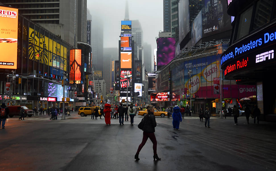 NEW YORK - 19 De Março De 2016: No Interior Da Forever 21, Em Nova Iorque. Forever  21 É Uma Cadeia Americana De Lojas De Moda Rápida, Com Sede Em Los Angeles.