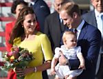 O príncipe George seguradoo por seu pai, príncipe William com sua mãe Catherine durante chegada da Nova Zelândia no aeroporto de Sydney