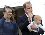 O príncipe William carrega seu filho George com Catherine quando partem em um avião da RAAF com destino a Sydney, Austrália