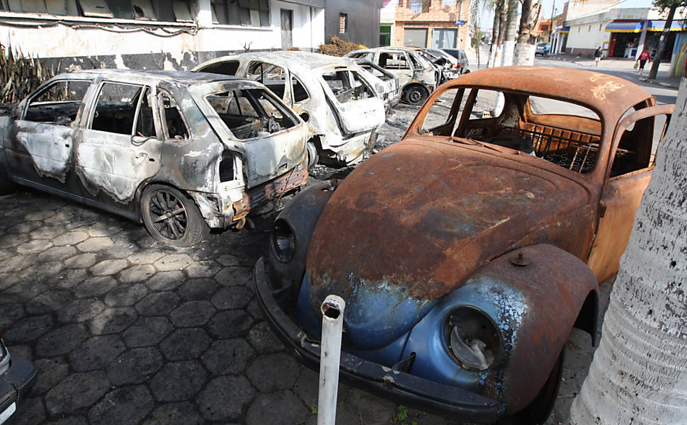 Carros Incendiados Em Frente A Delegacia Cotidiano