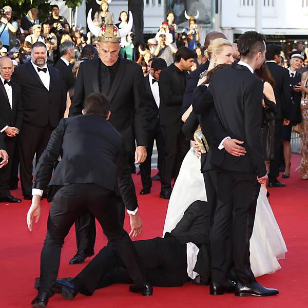 Homem entra debaixo do vestido de atriz em Cannes