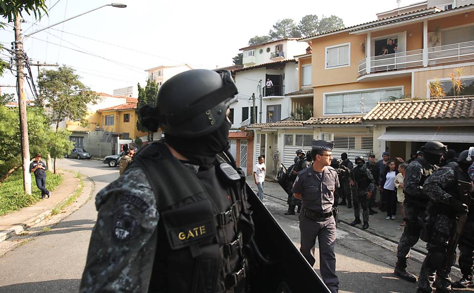 Criminosos Fazem Fam Lia Ref M Em Sp Cotidiano