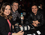 Noely, com a câmera preparada para fazer fotos, Lucas Lima e Xororó