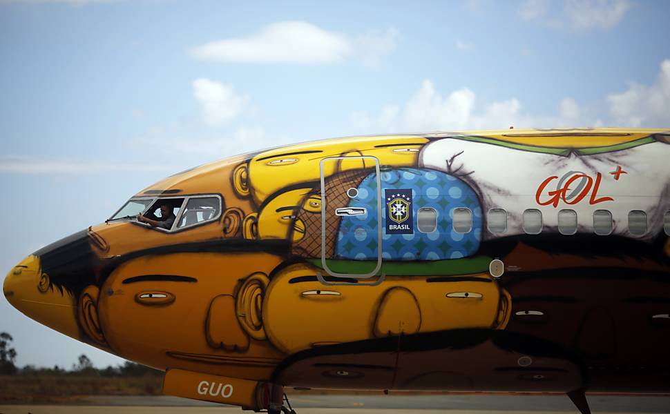 Avio da seleo grafitado pela dupla 'Osgmeos'
