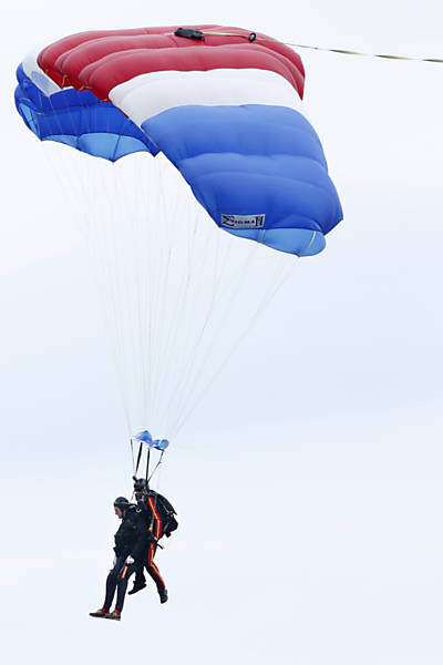 Gerge Bush pai pula de paraquedas no seu aniversrio de 90 anos