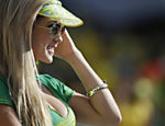 Torcedora aguarda início do jogo entre Brasil e Croácia, no Itaquerão