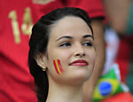 Torcedora da seleção da Espanha em partida na Fonte Nova, em Salvador