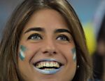 Torcedora da seleção argentina no Maracanã, no Rio