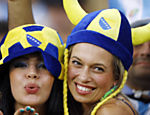 Torcedoras posam para foto antes da partida da seleção argentina contra a Bósnia no Maracanã, no Rio