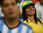 Torcedora aguarda início da partida entre a Argentina e a Bósnia, no Maracanã