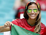 Torcedora de Portugal no jogo entre a seleção portuguesa e a Alemanha, em Salvador