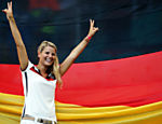 Torcedora da Alemanha no jogo entre a seleção portuguesa e a Alemanha, em Salvador