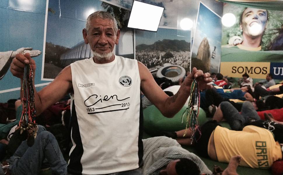 Torcedores transformam Rio em 'camping' 