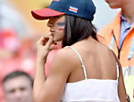 Costa-riquenha aguarda o início da partida contra a Itália na Arena Pernambuco