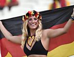 Torcedora alemã observa a partida contra Gana