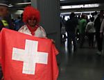 Torcedora da Suíça posa para foto na estação Itaquera