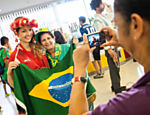A suíça Martina Conte com brasileira perto do Itaquerão