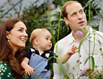 Catherine, a duquesa de Cambridge, ao lado do príncipe William e seu filho George visitam exposição de borboletas no Museu de História Natural de Londres