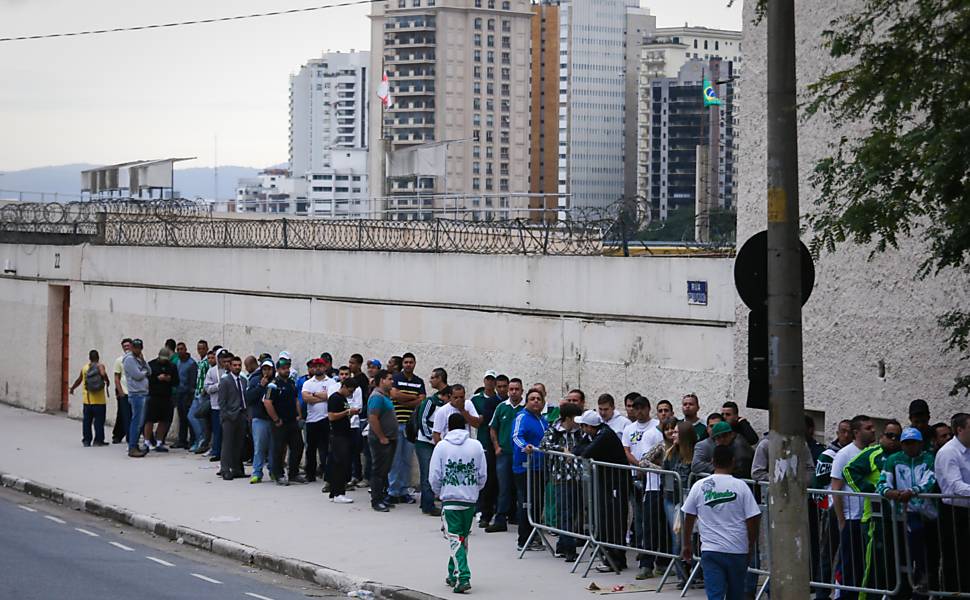Palmeirenses formam fila para comprar ingressos
