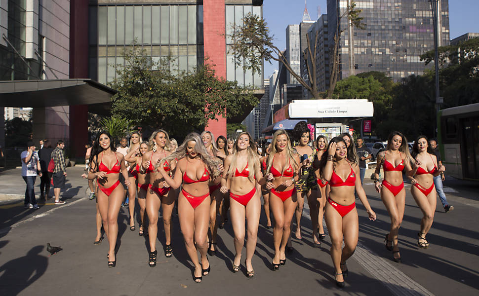 Candidatas do Miss Bumbum participam de ação de lançamento do concurso na avenida Paulista