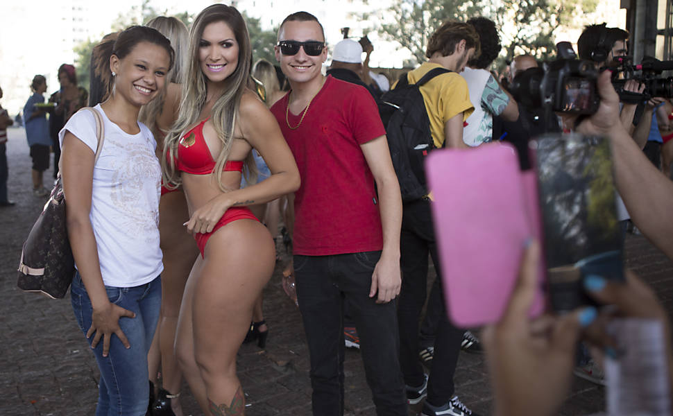 Candidatas tiram fotos com transeuntes na avenida Paulista