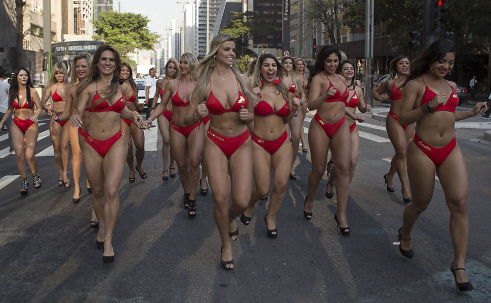 Candidatas do Miss Bumbum participam de ação de lançamento do concurso na avenida Paulista