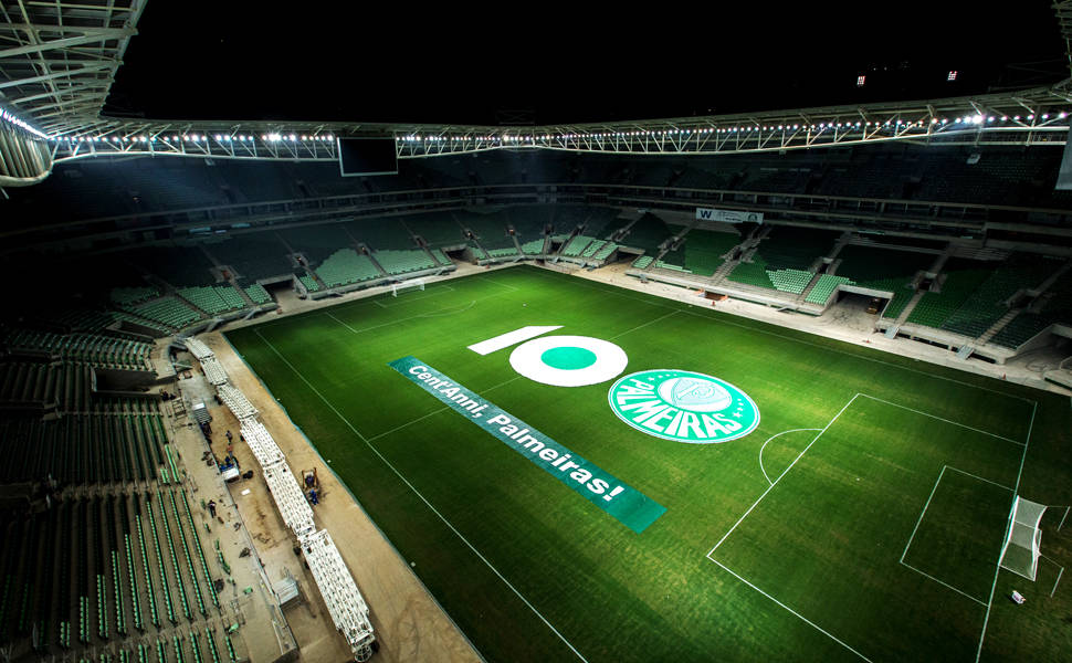 Pintura do campo do novo estdio do Palmeiras