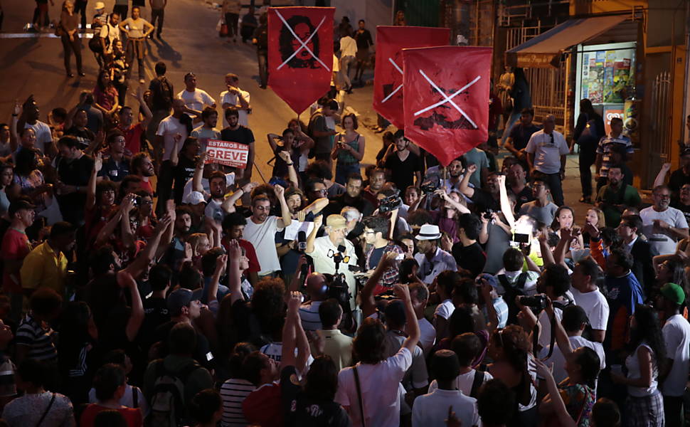 Grevistas fazem passeata em São Paulo