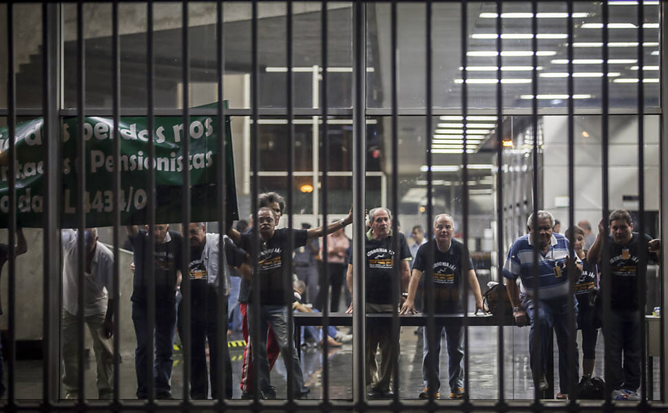 Aposentados ocupam o prdio da Petrobras