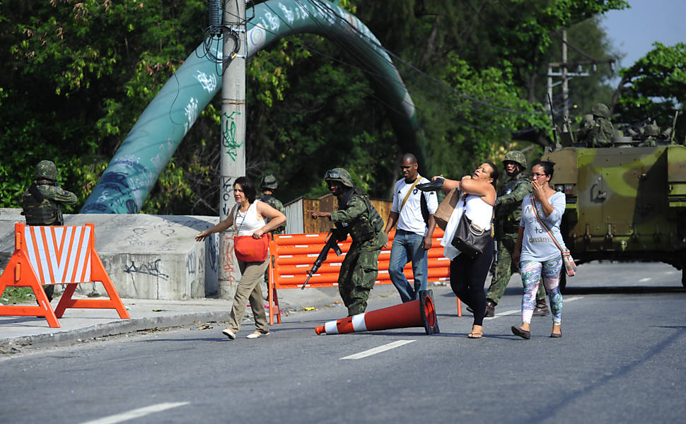Gun Battle Between Drug Gangs in Rio