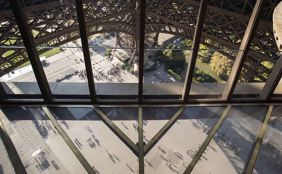 Piso transparente na Torre Eiffel